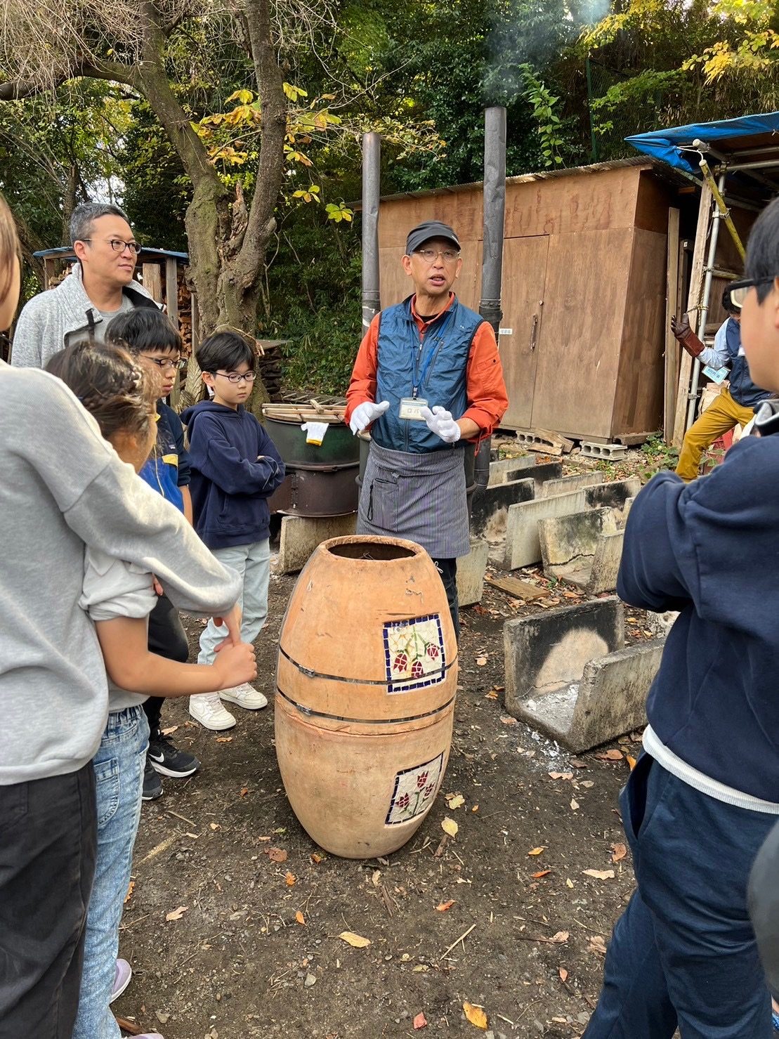 里山で薪を扱う子どもたち