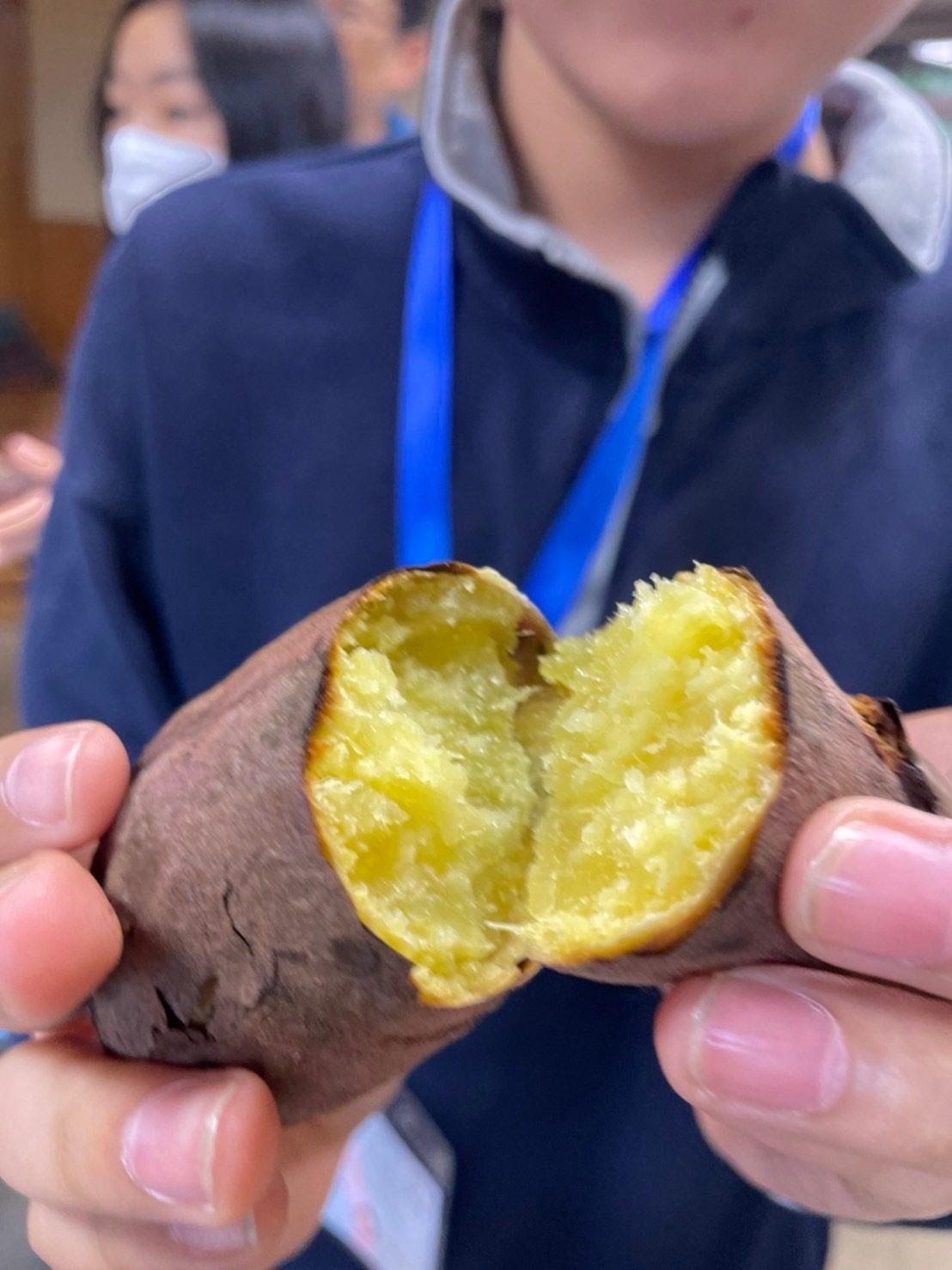 自分たちで焼いた焼き芋を割る瞬間